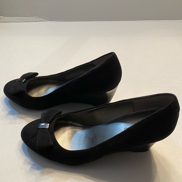 Bandolino Black Suede Wedge Hill Pump with Bow - Picture 2 of 8